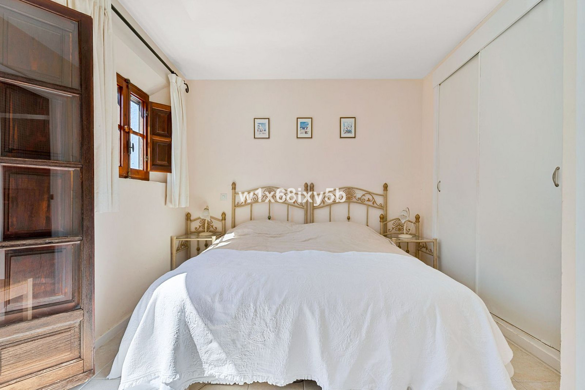 2 Bedroom Townhouse in Marbella - Photo 11