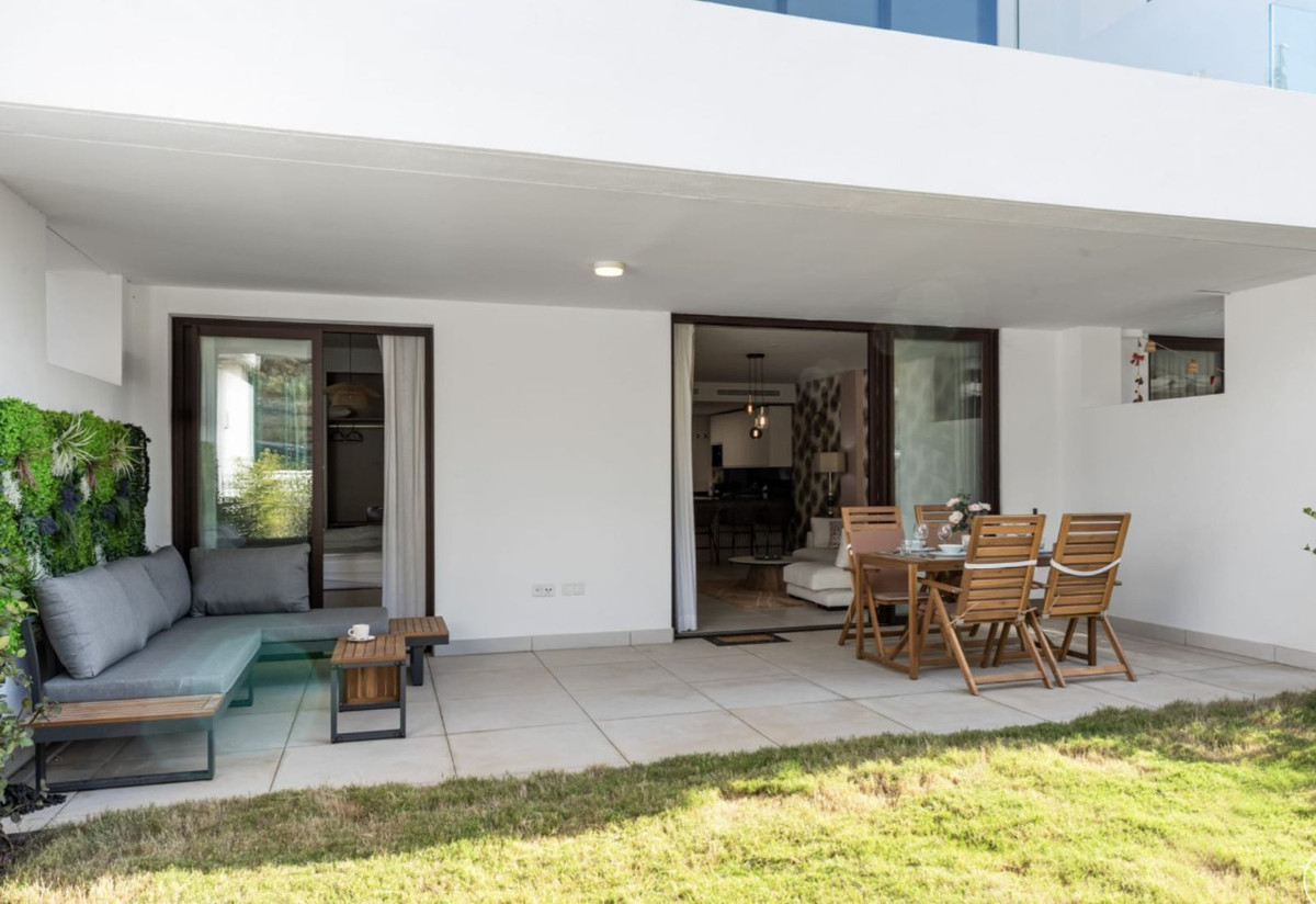 2 Bedroom Apartment in Fuengirola - Photo 3