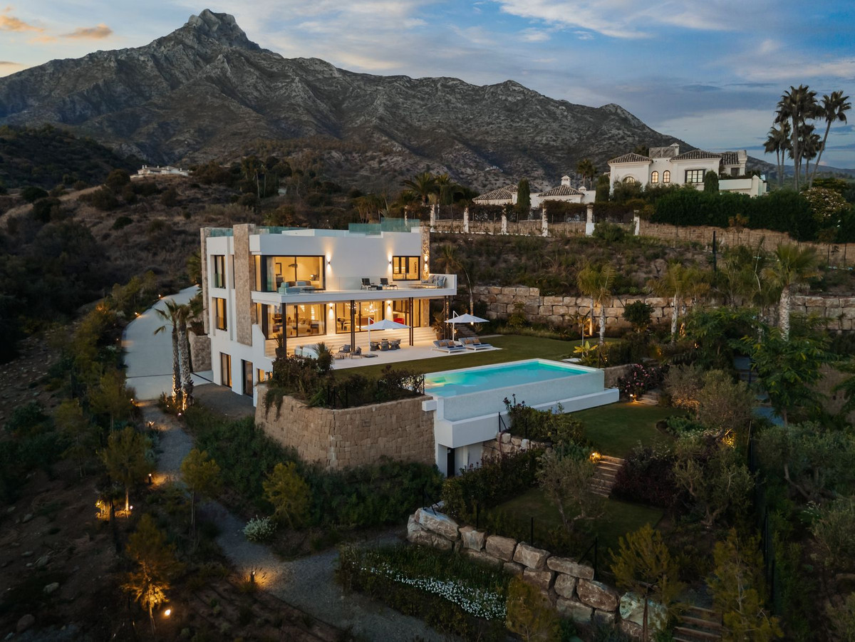 5 Bedroom Villa in Marbella - Photo 2