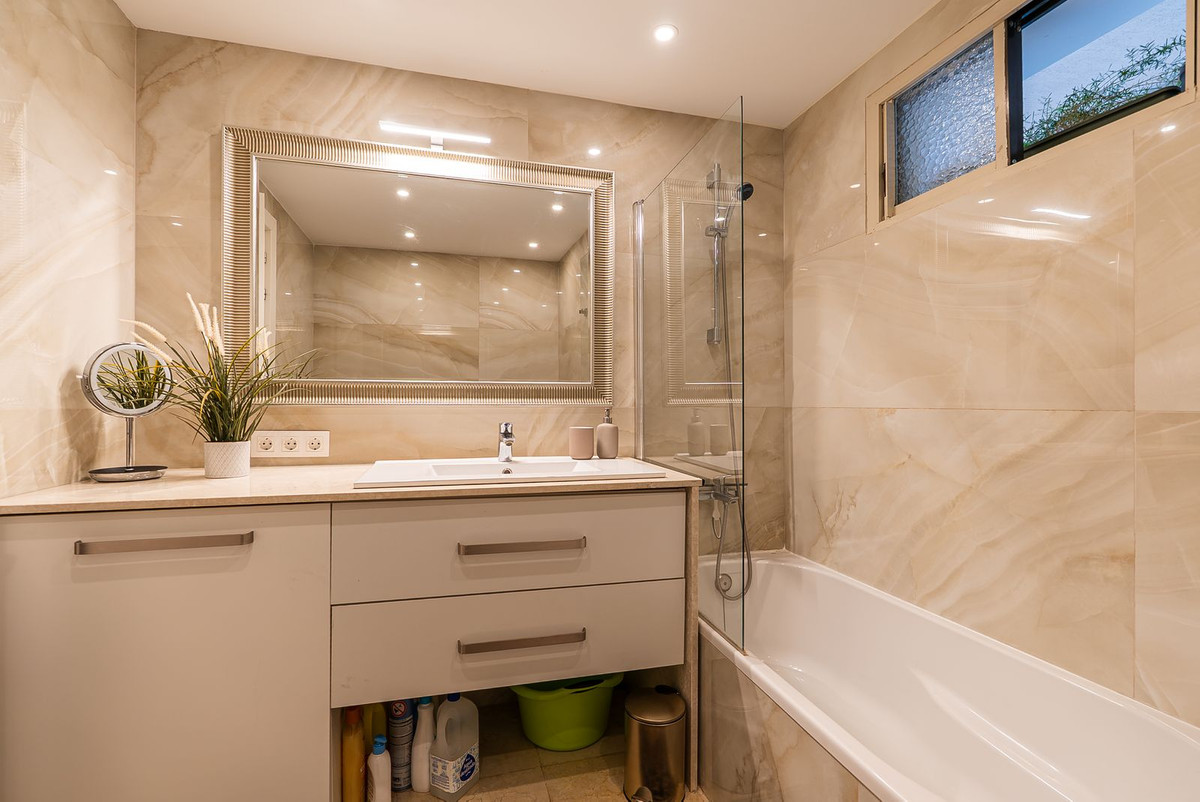1 Bedroom Apartment in Estepona - Photo 11