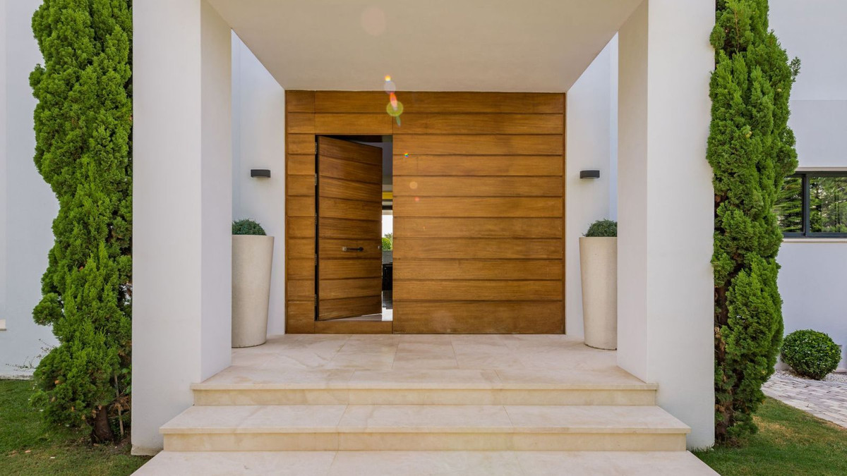 5 Bedroom Villa in Marbella - Photo 2