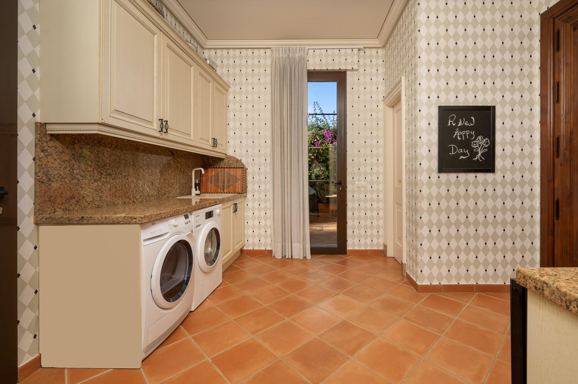 8 Bedroom Villa in San Pedro de Alcántara - Photo 20