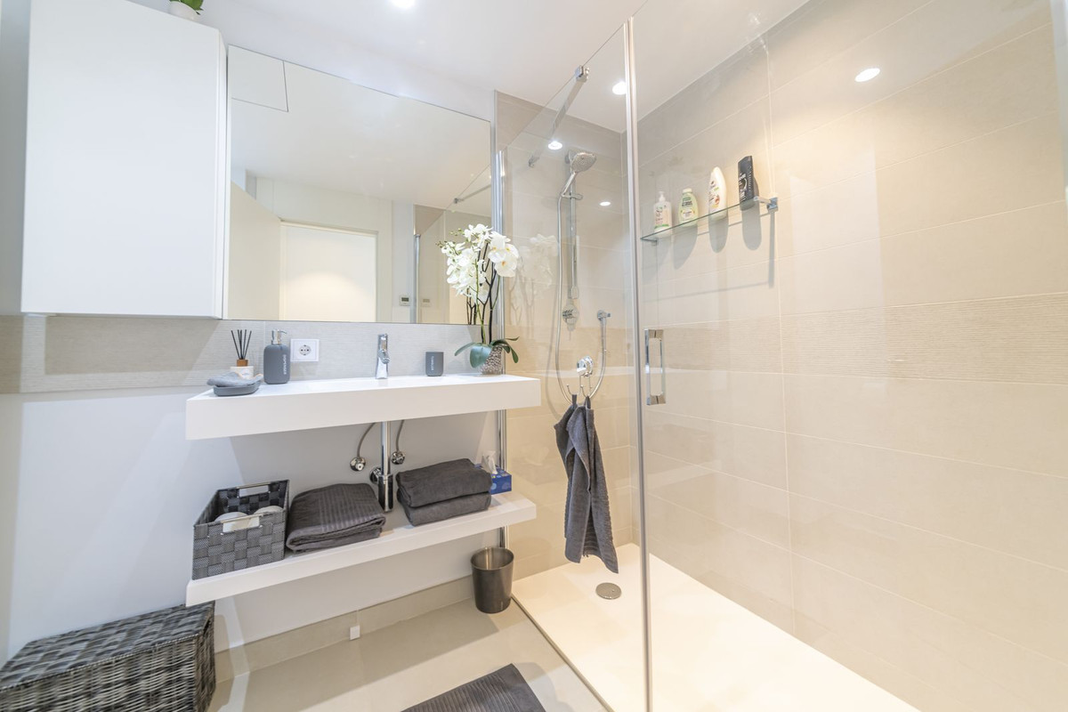 2 Bedroom Apartment in Benalmádena - Photo 16