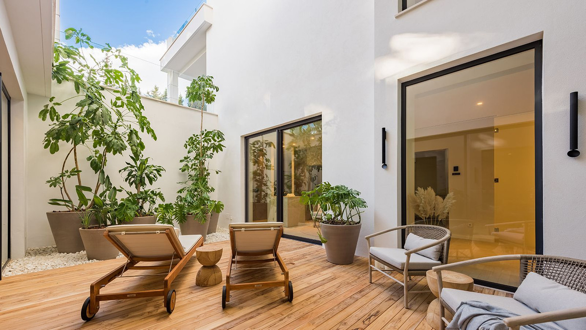 5 Bedroom Villa in Estepona - Photo 10