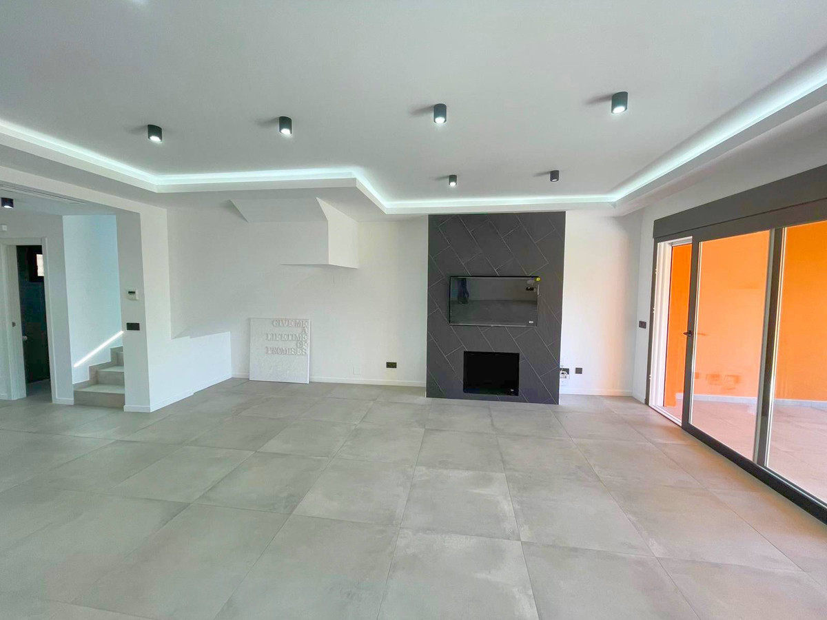 3 Bedroom Townhouse in Estepona - Photo 6