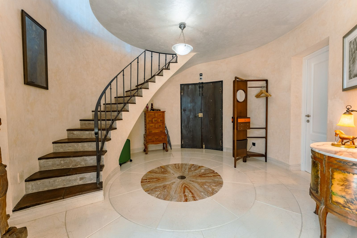 4 Bedroom Villa in San Pedro de Alcántara - Photo 32