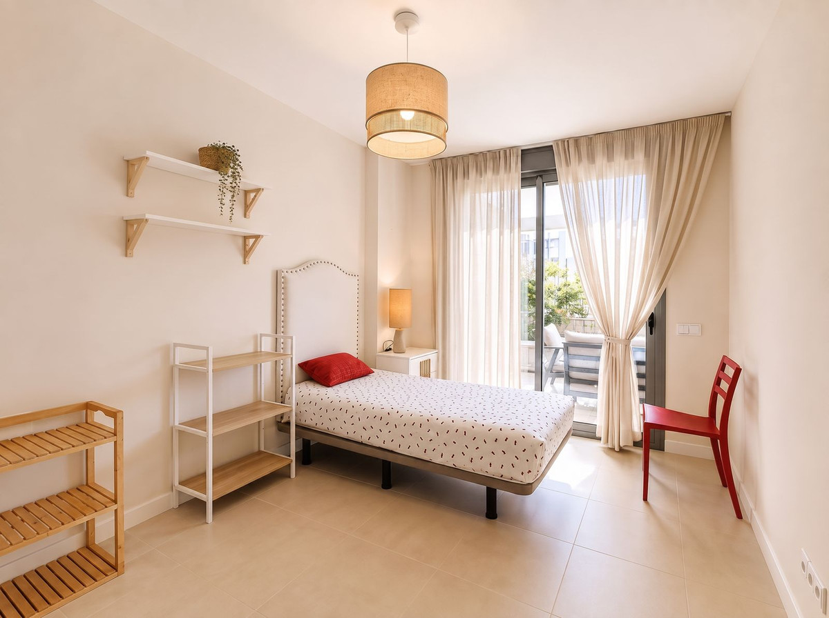 2 Bedroom Apartment in Estepona - Photo 25