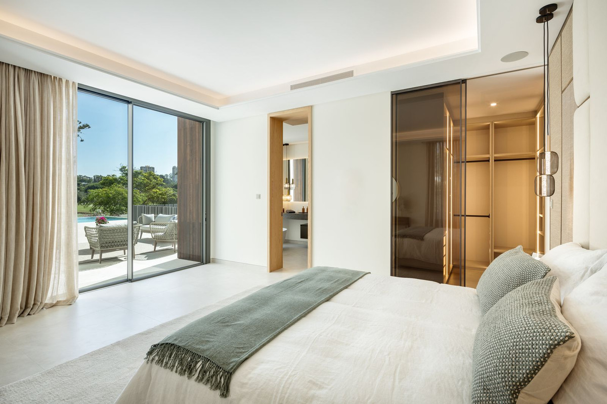 5 Bedroom Villa in Marbella - Photo 25