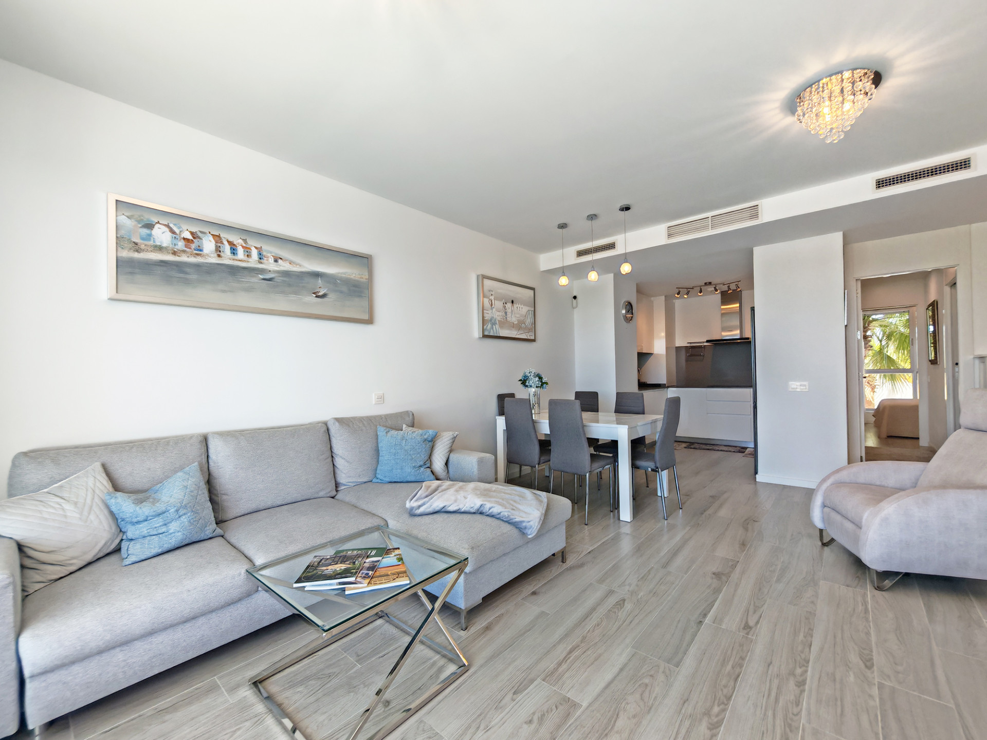 3 Bedroom Apartment in Estepona - Photo 3