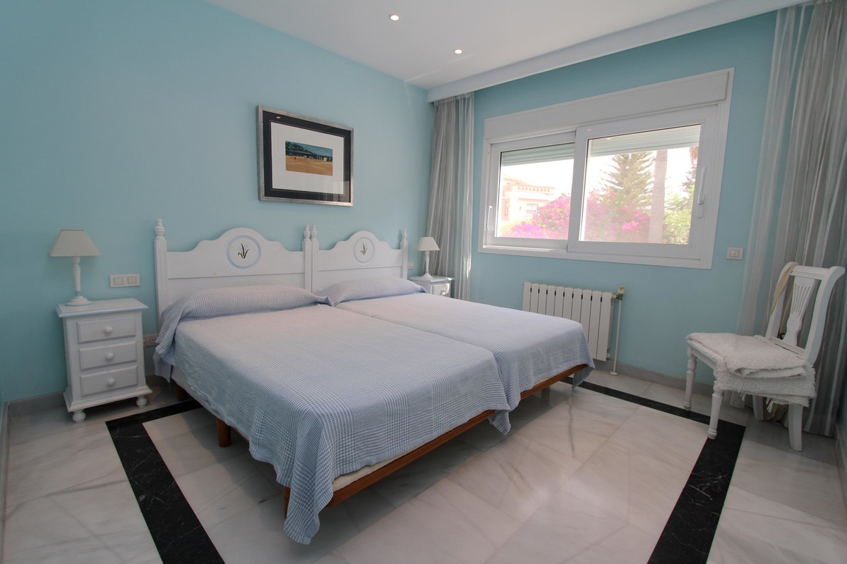 6 Bedroom Villa in San Pedro de Alcántara - Photo 17