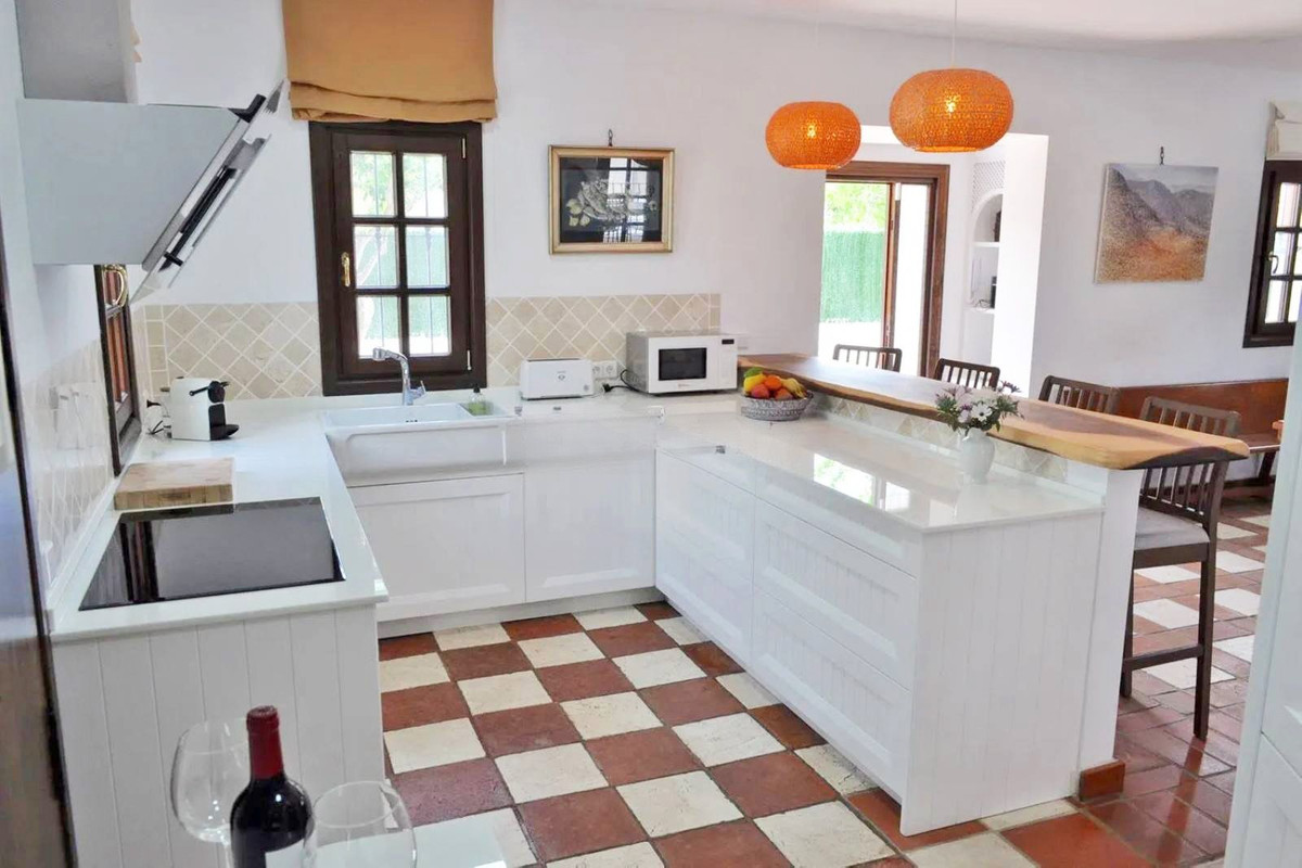 6 Bedroom Villa in San Pedro de Alcántara - Photo 10