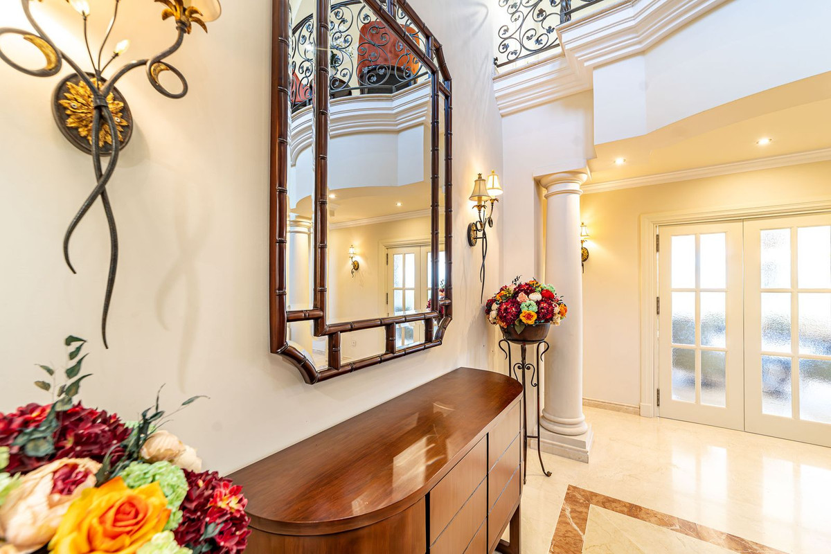 4 Bedroom Villa in Estepona - Photo 6
