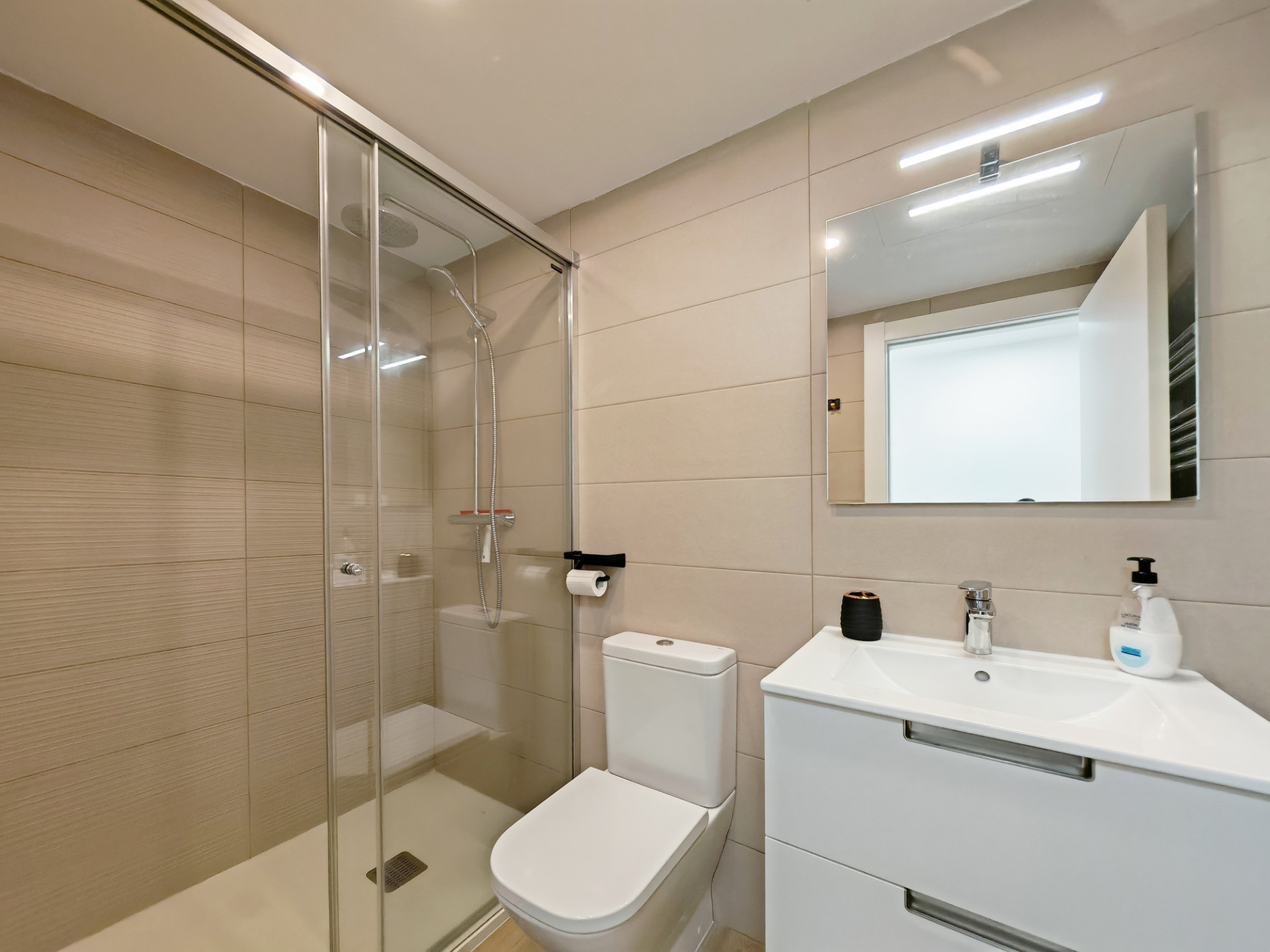 2 Bedroom Apartment in Estepona - Photo 11