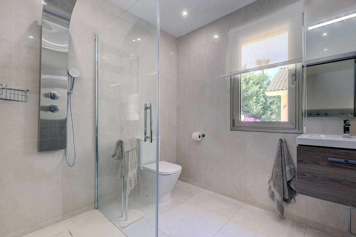5 Bedroom Villa in Sotogrande - Photo 42