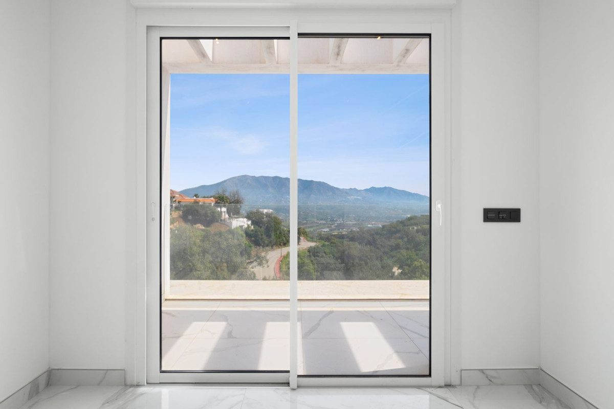 4 Bedroom Villa in Marbella - Photo 30