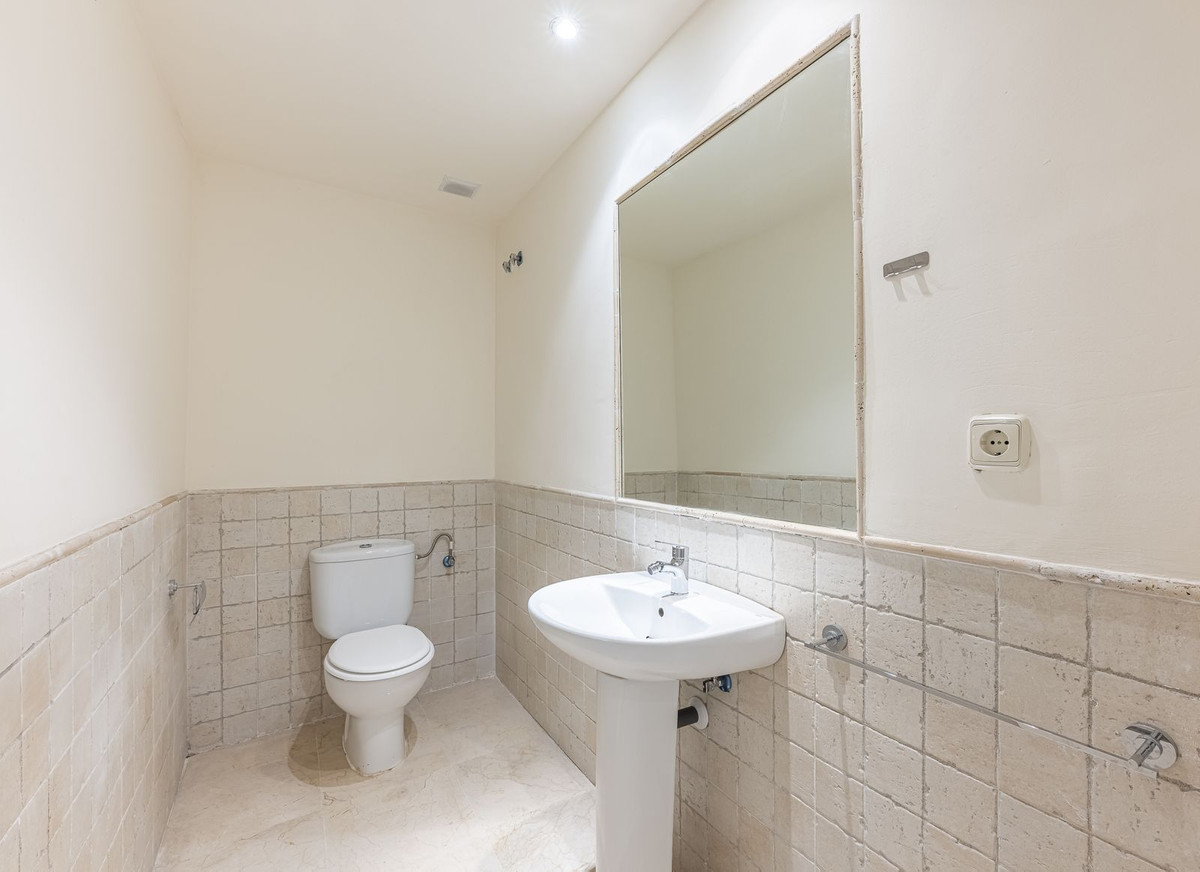 4 Bedroom Townhouse in Marbella - Photo 11