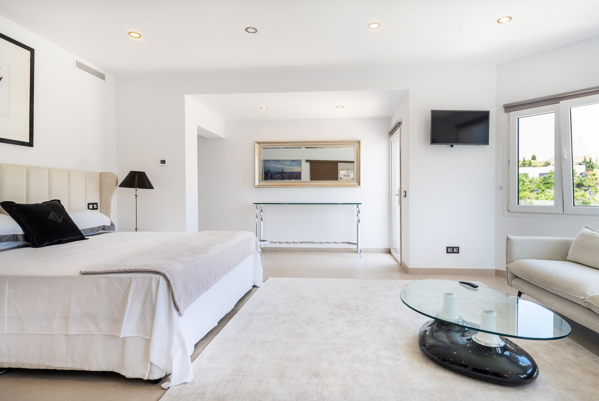 8 Bedroom Villa in San Pedro de Alcántara - Photo 12