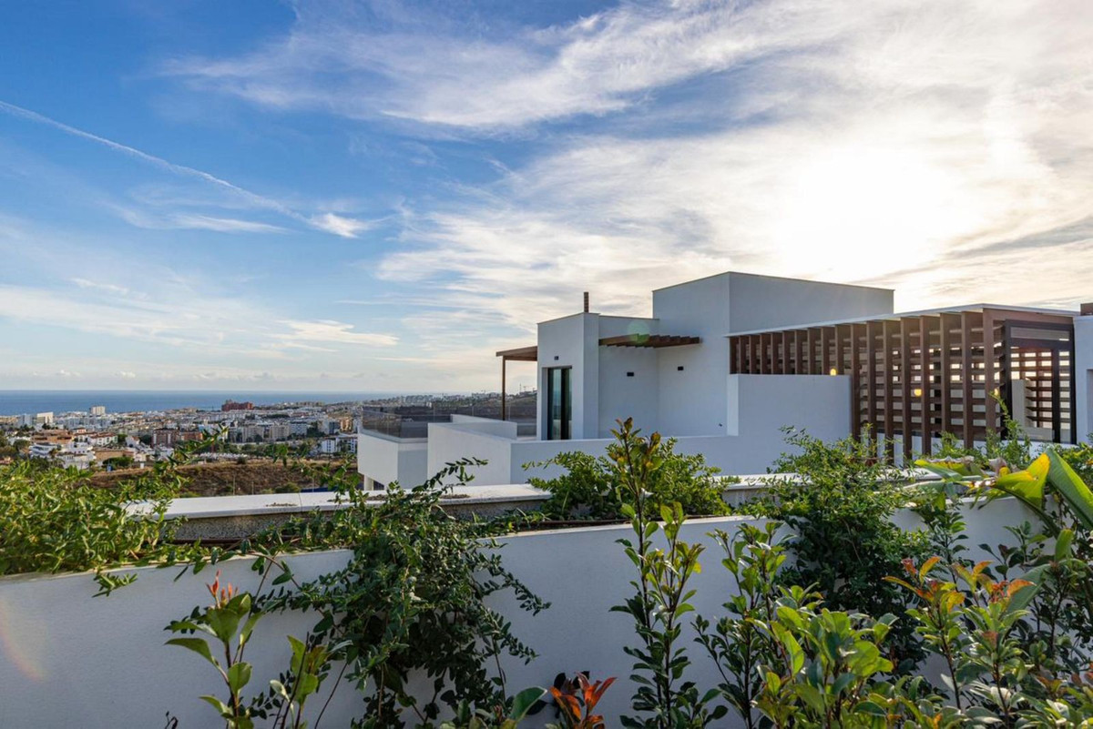 3 Bedroom Penthouse in Estepona - Photo 2