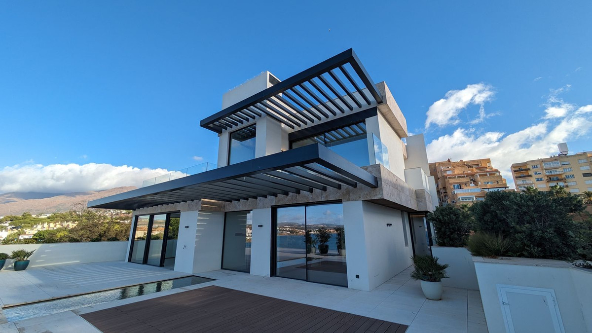 3 Bedroom Penthouse in Estepona - Photo 2