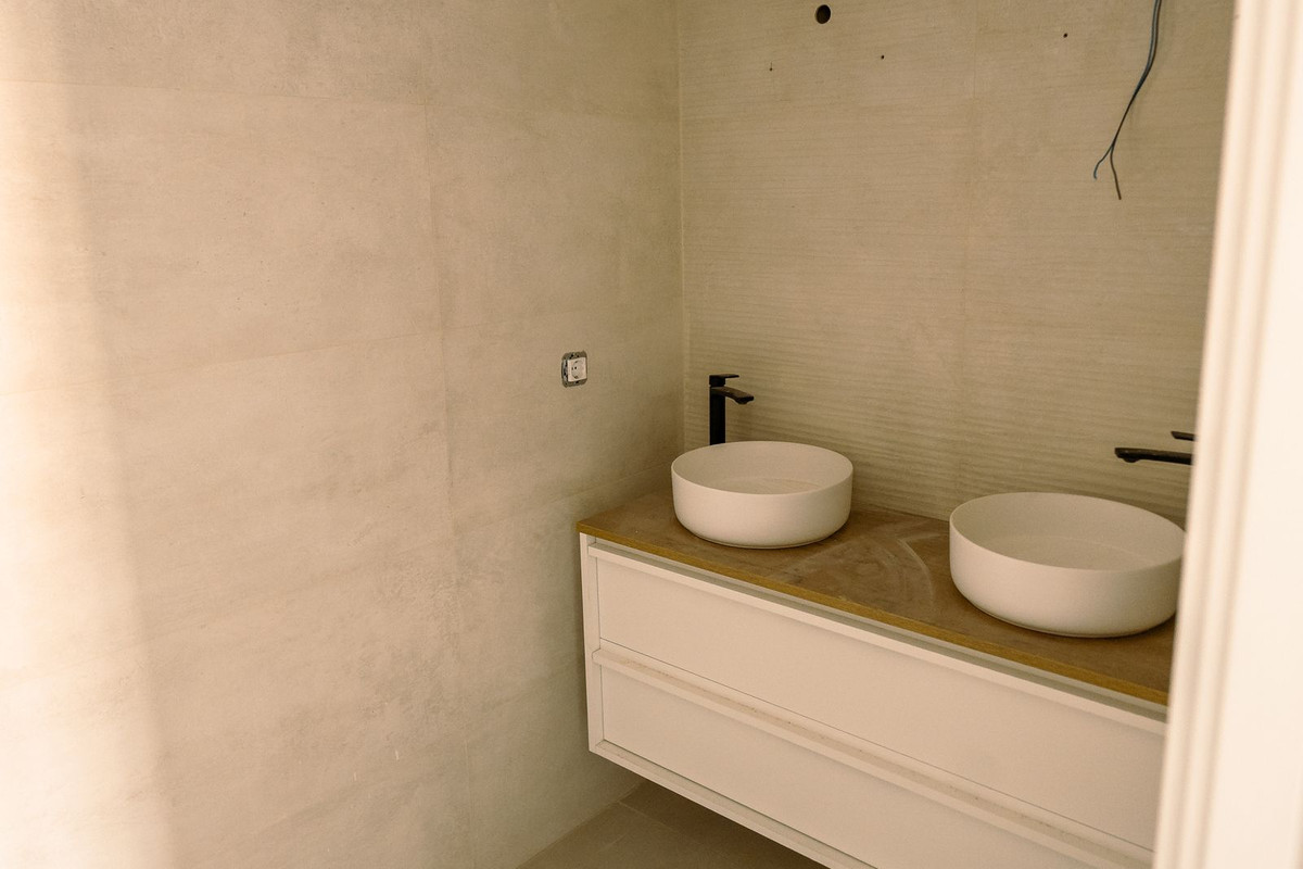 2 Bedroom Penthouse in Estepona - Photo 15