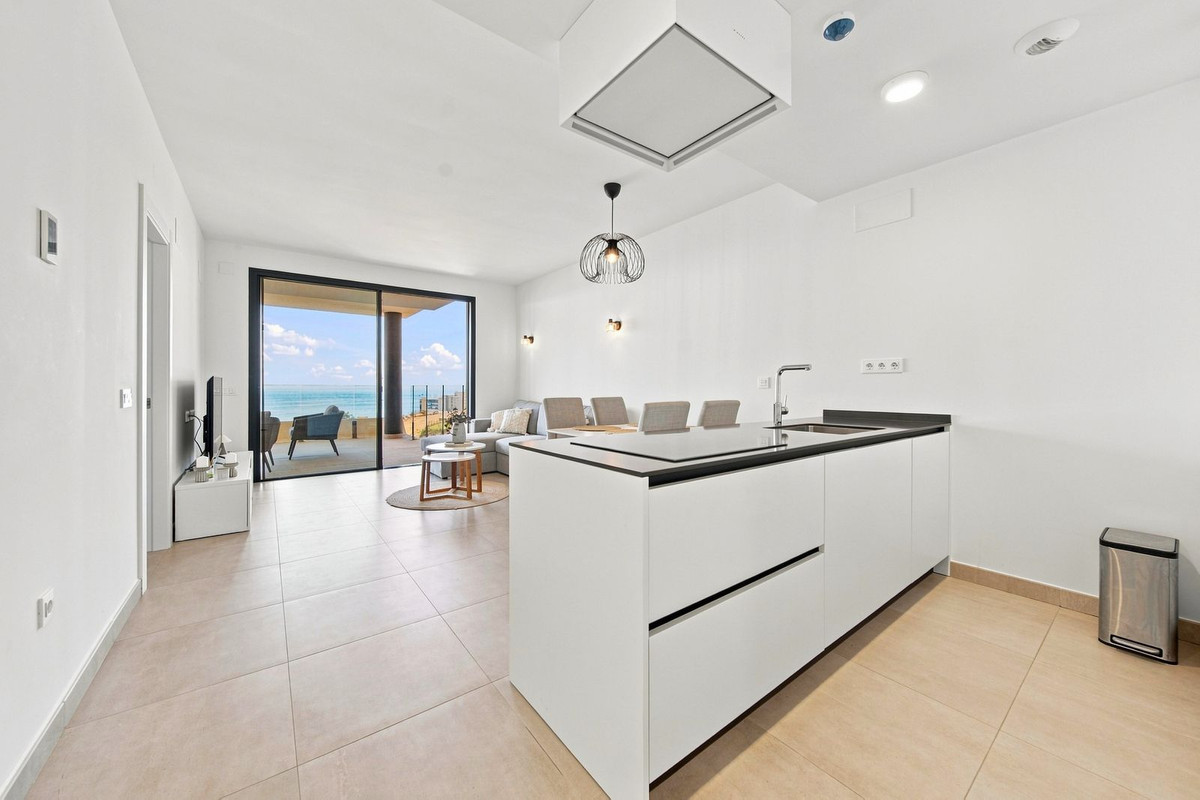 2 Bedroom Apartment in Fuengirola - Photo 3
