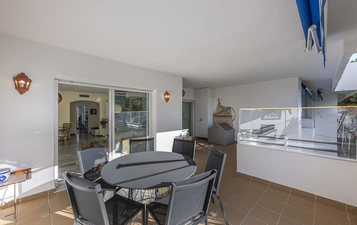 2 Bedroom Apartment in Marbella - Photo 5