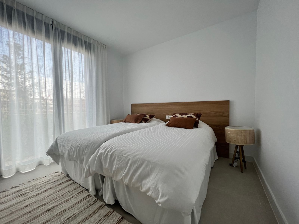 4 Bedroom Apartment in Estepona - Photo 25