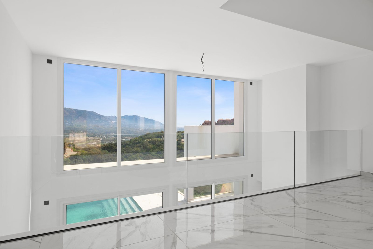 4 Bedroom Villa in Marbella - Photo 25