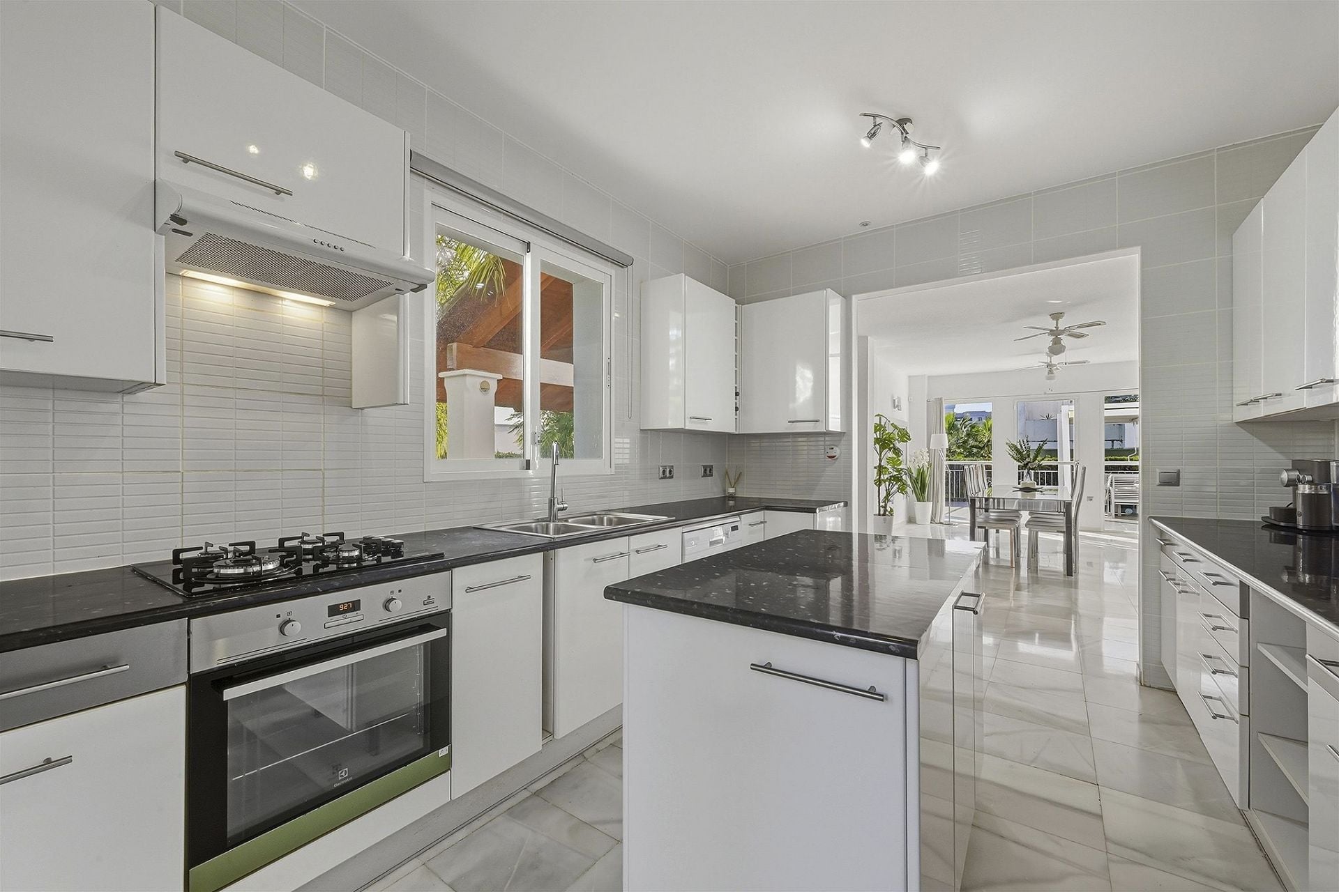 8 Bedroom Villa in Marbella - Photo 9