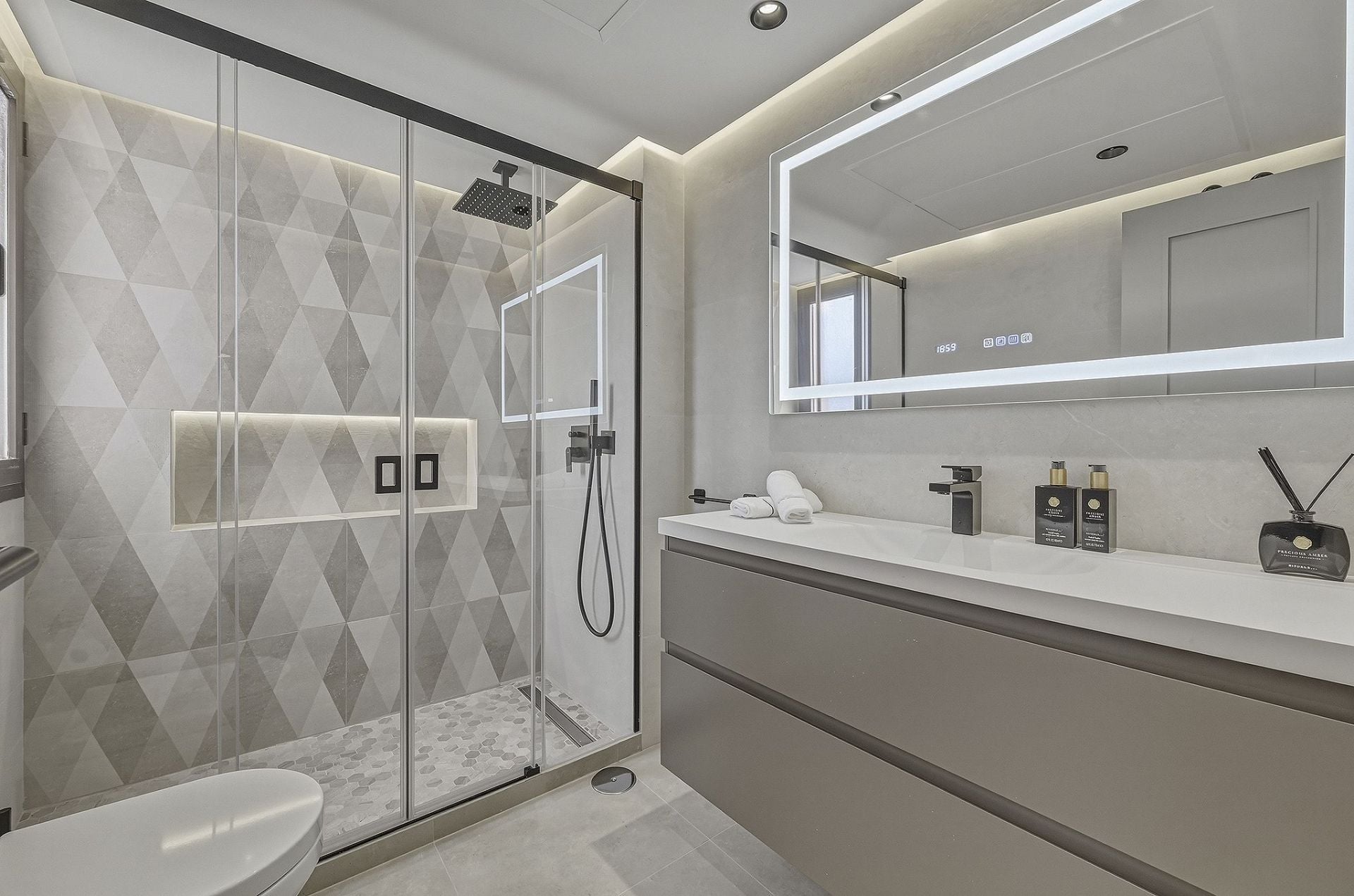 3 Bedroom Penthouse in Estepona - Photo 8