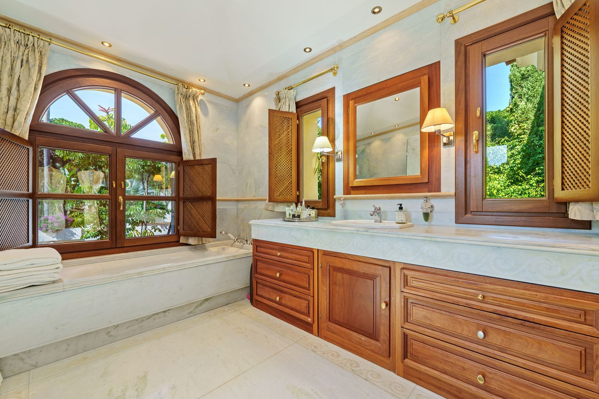 6 Bedroom Villa in Marbella - Photo 31