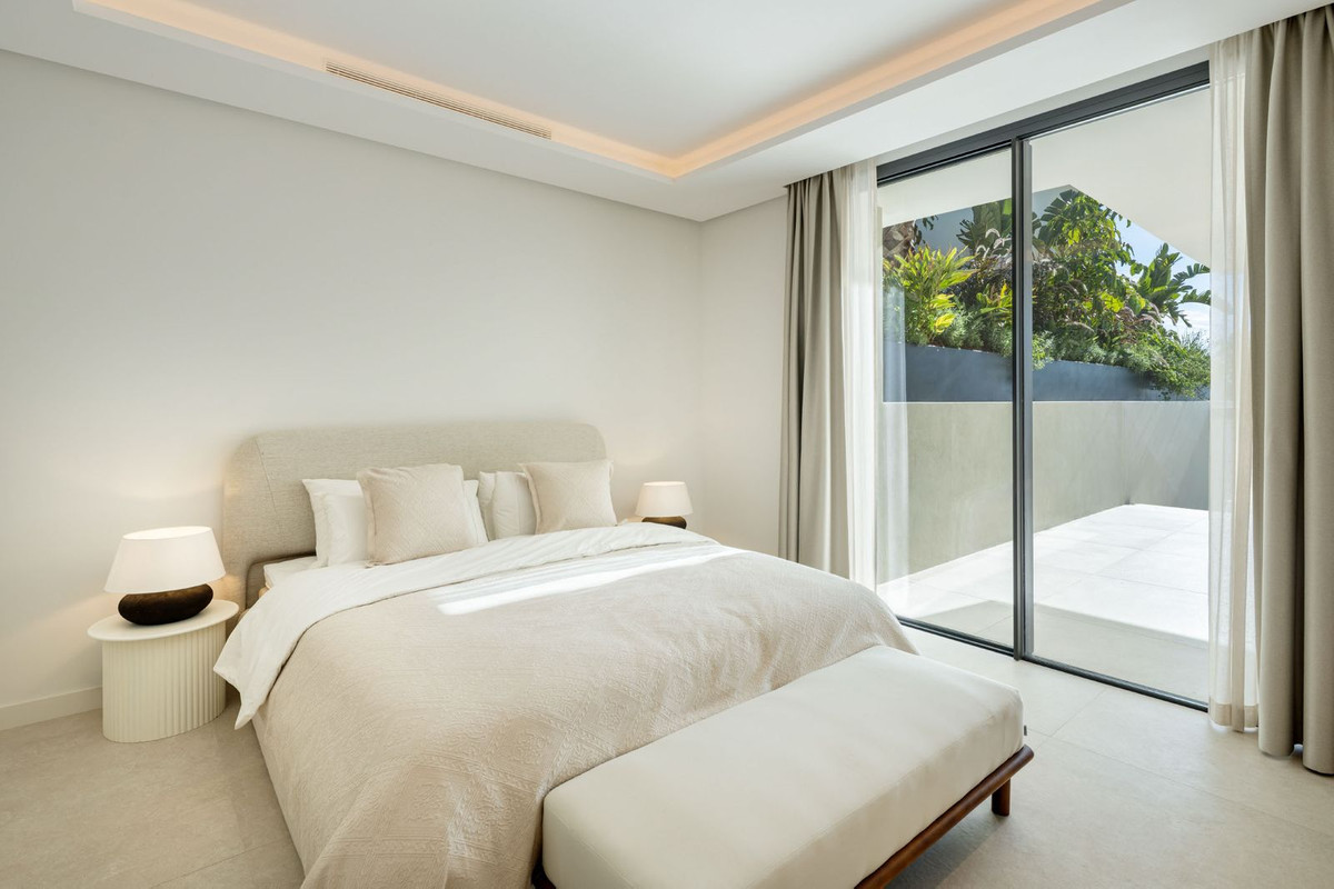 5 Bedroom Villa in Marbella - Photo 18
