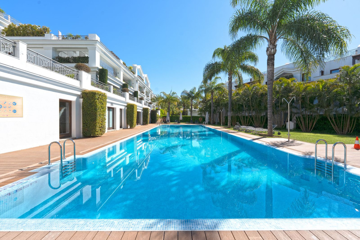 2 Bedroom Apartment in Estepona - Photo 25