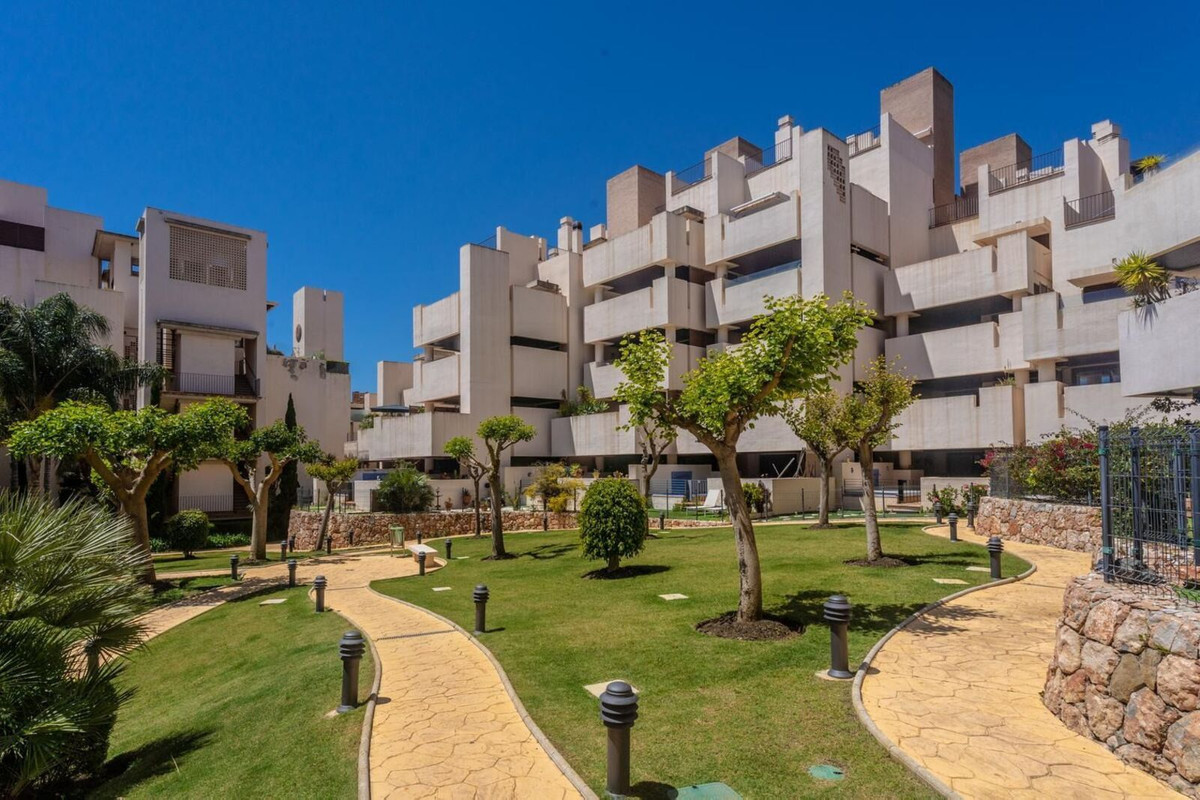 2 Bedroom Penthouse in Estepona - Photo 21