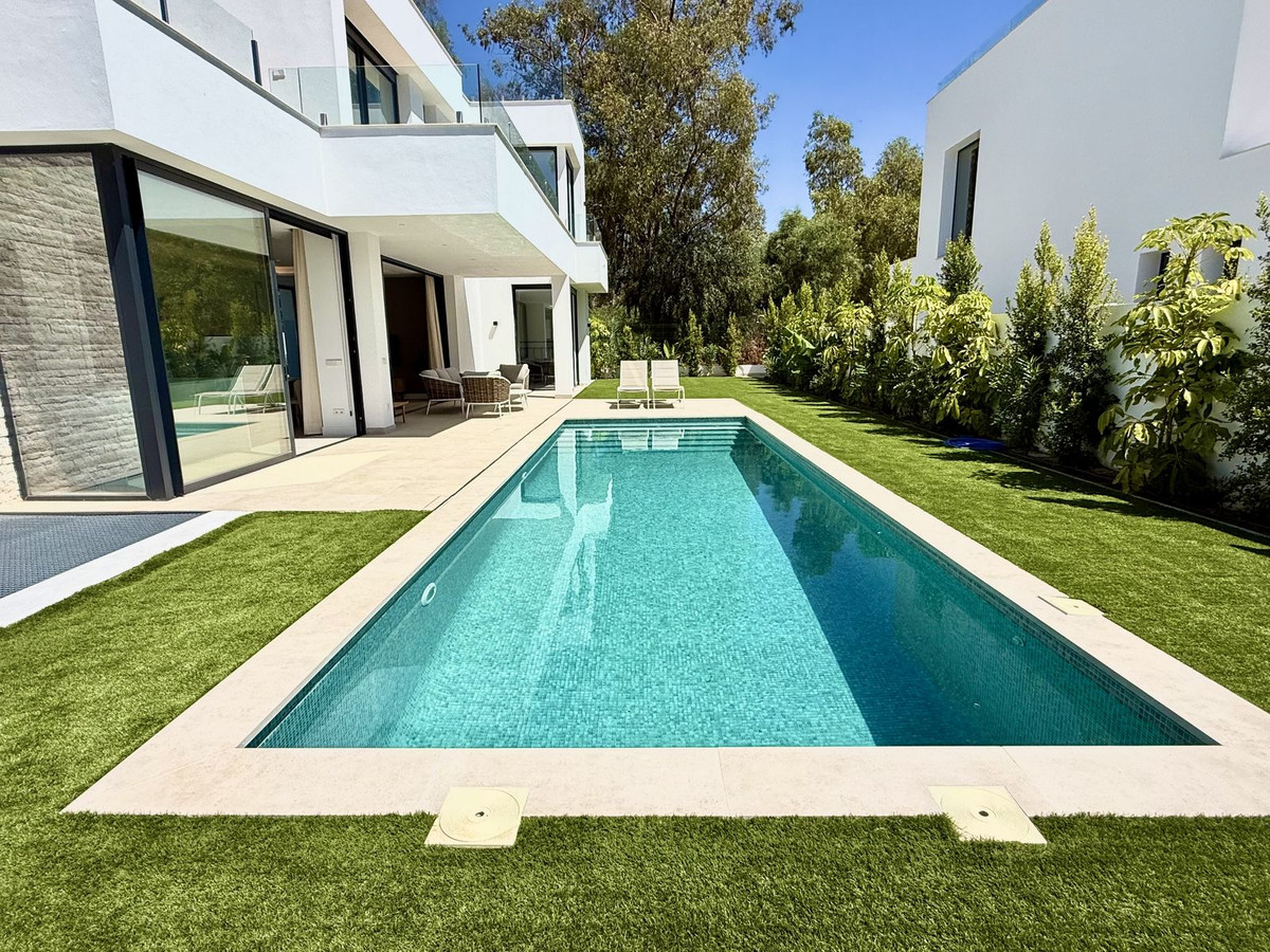 6 Bedroom Villa in Estepona - Photo 5
