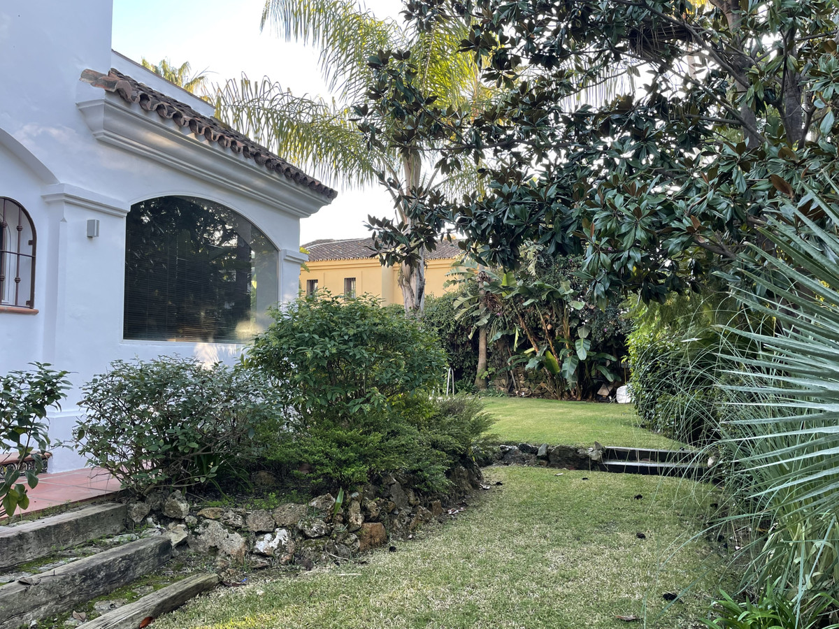 4 Bedroom Villa in Marbella - Photo 7