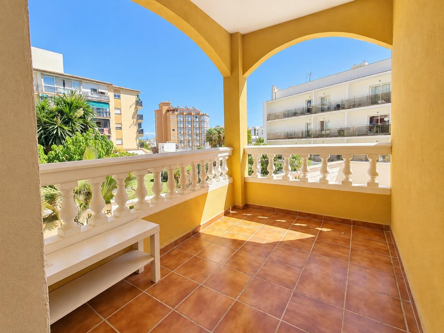 2 Bedroom Apartment in Benalmádena - Photo 2