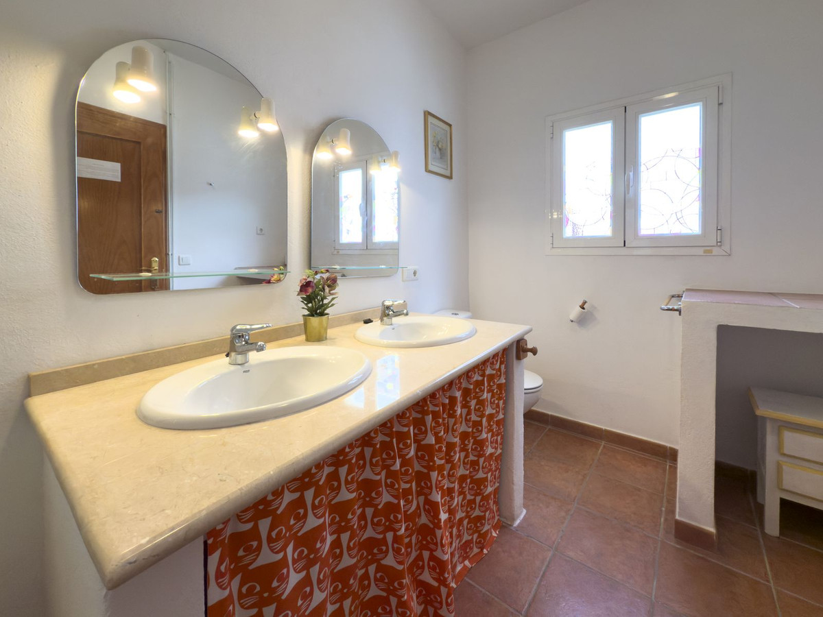 6 Bedroom Townhouse in Tolox - Photo 49