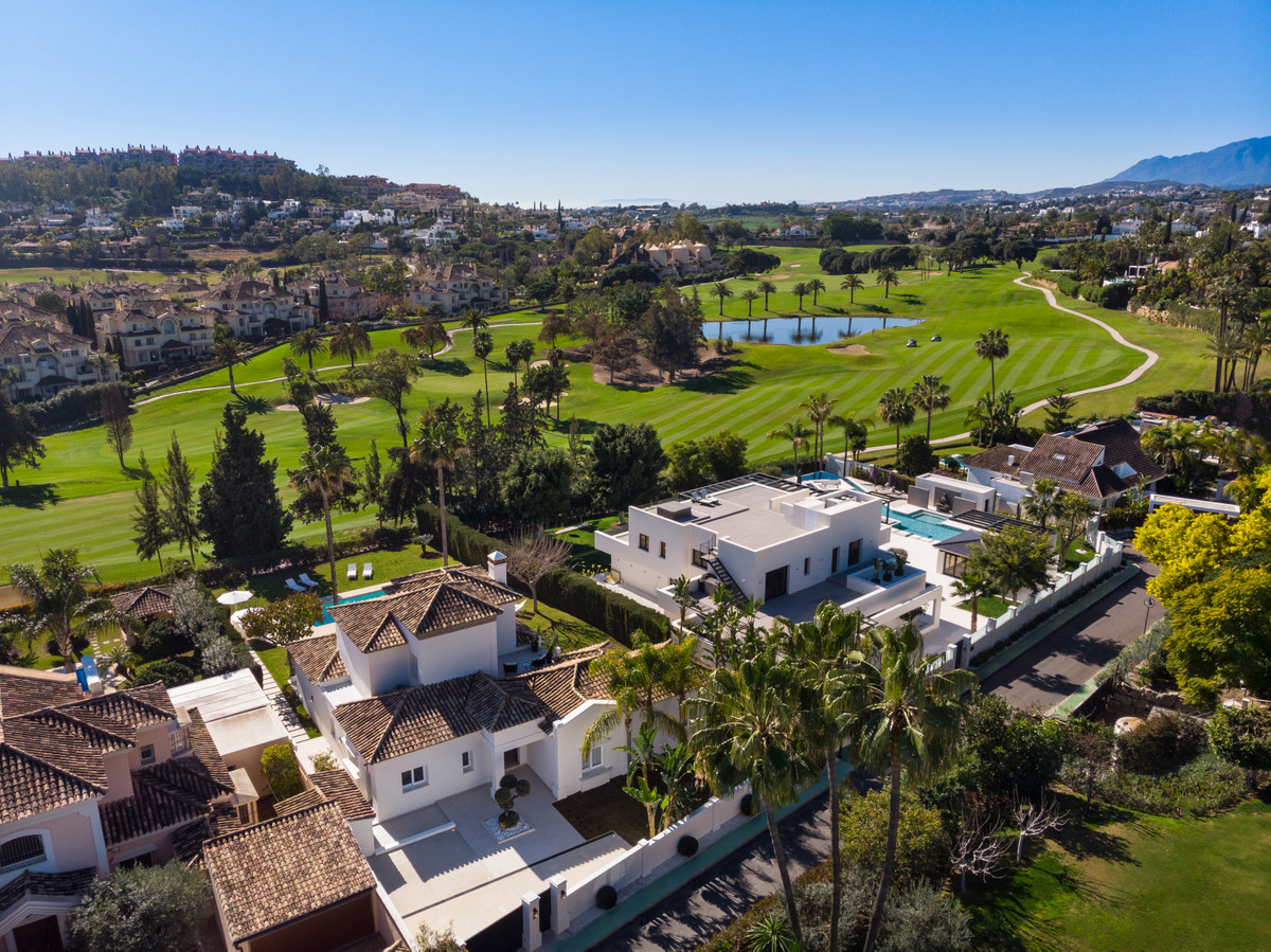 4 Bedroom Villa in Marbella - Photo 7