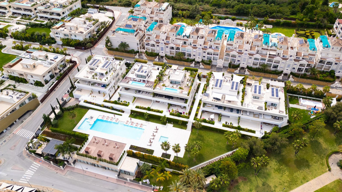 4 Bedroom Apartment in Marbella - Photo 2