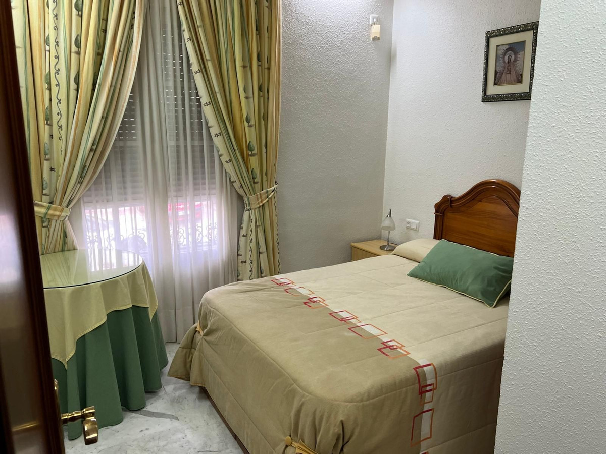 4 Bedroom Villa in Marbella - Photo 7