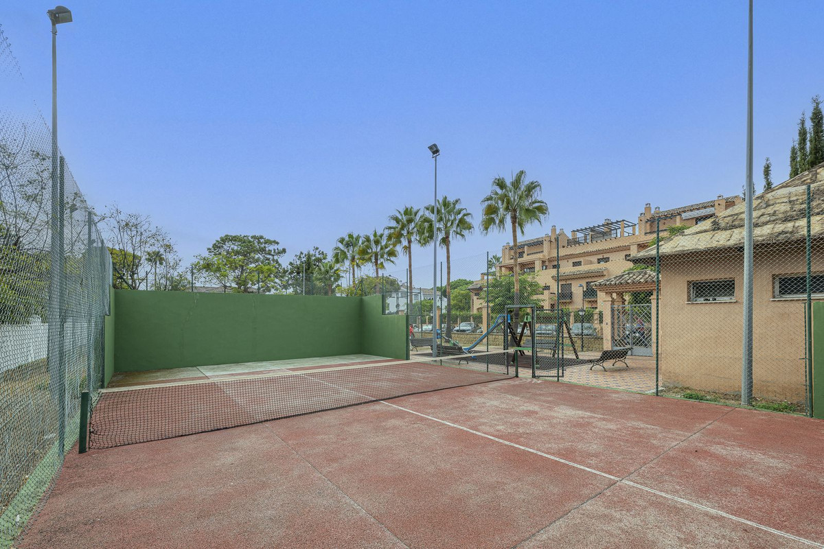 4 Bedroom Penthouse in Estepona - Photo 30
