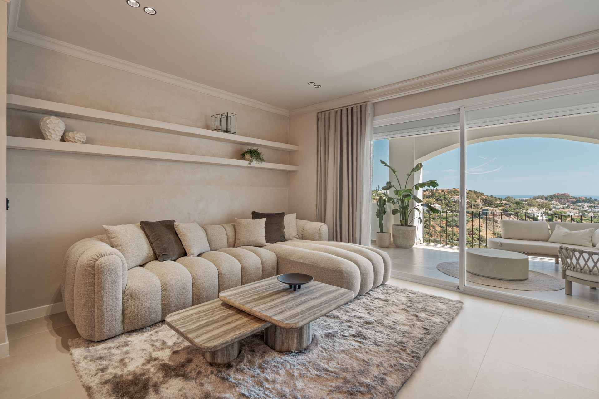 3 Bedroom Apartment in Benahavís - Photo 2