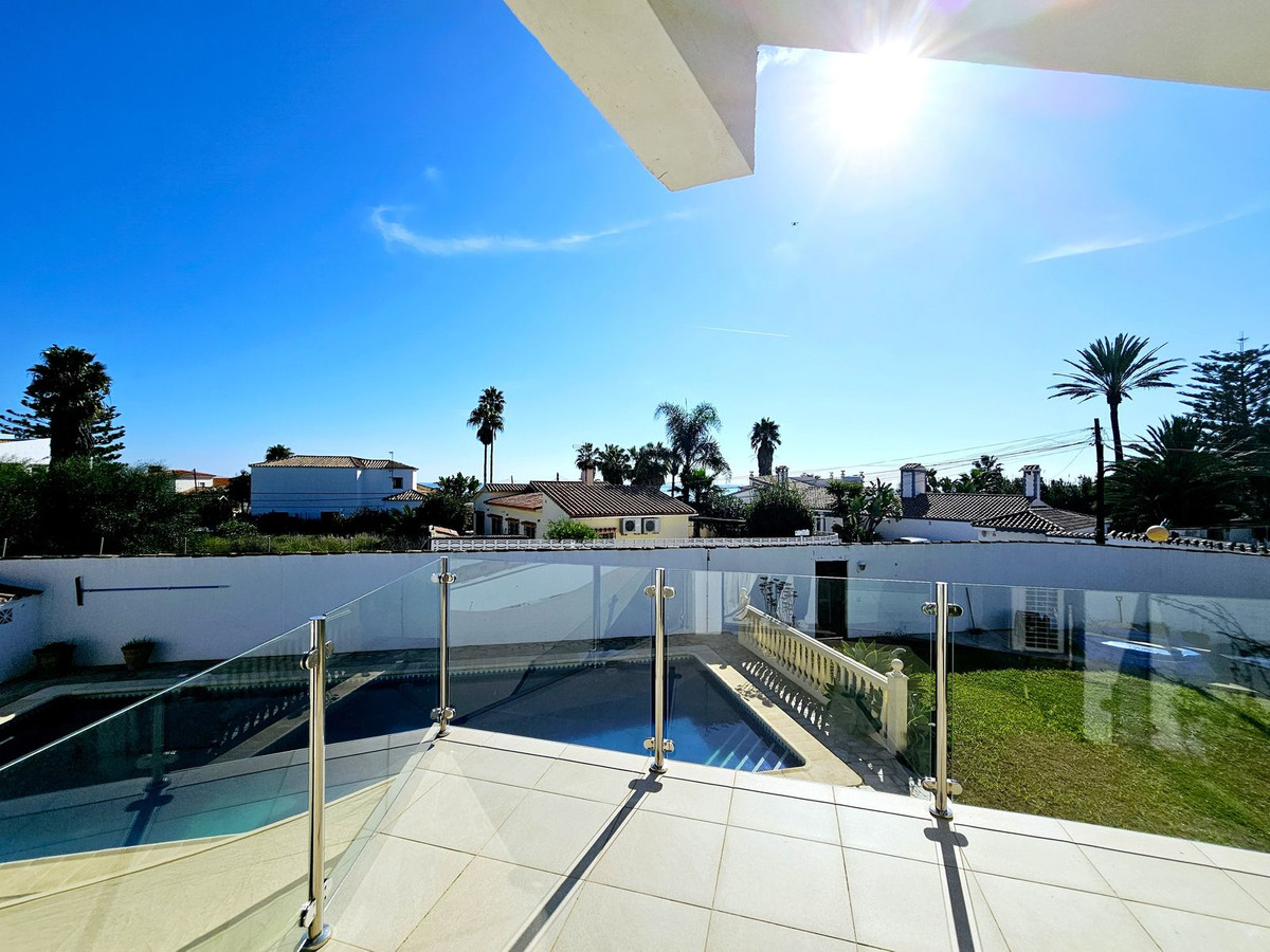 6 Bedroom Villa in Estepona - Photo 24