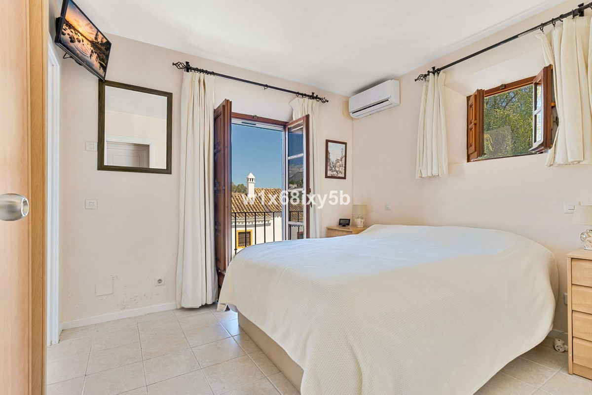 2 Bedroom Townhouse in Marbella - Photo 16