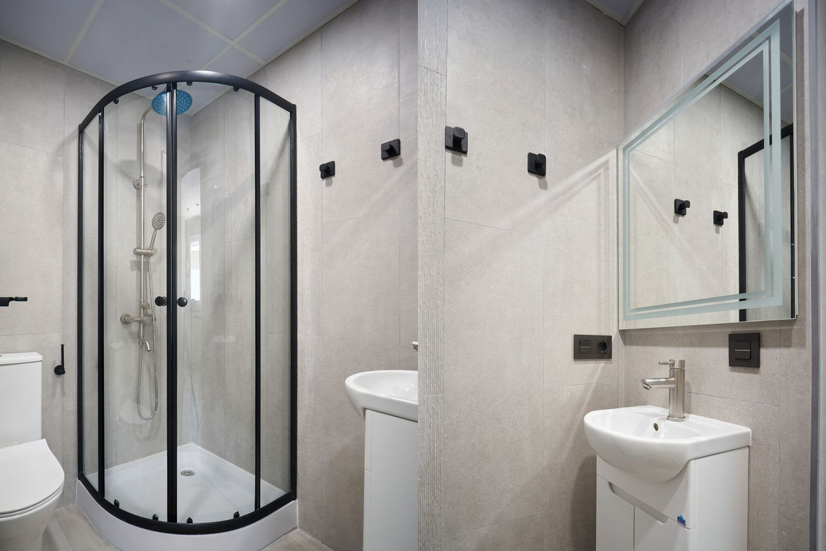 2 Bedroom Apartment in Marbella - Photo 25