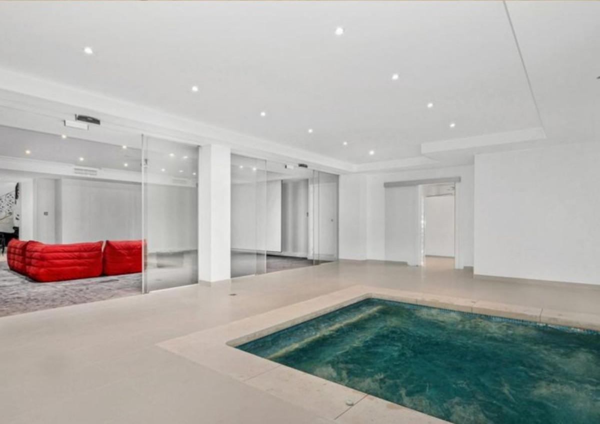 9 Bedroom Villa in Marbella - Photo 12