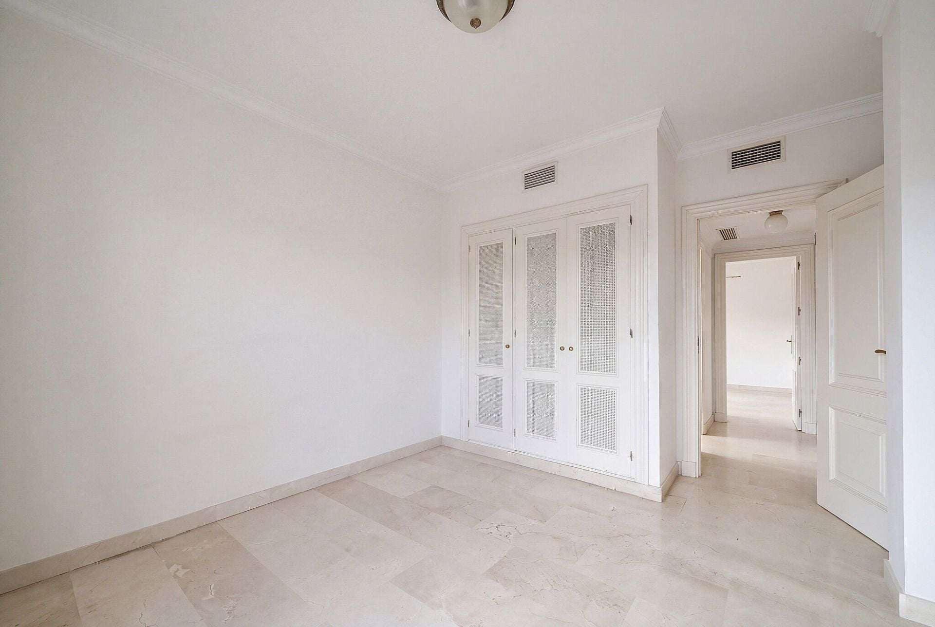 2 Bedroom Apartment in Benahavís - Photo 9