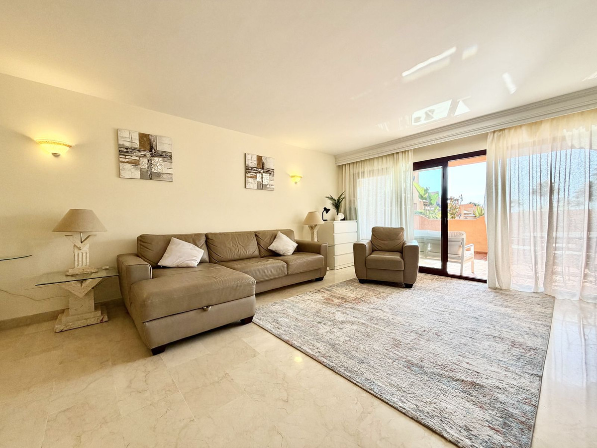 2 Bedroom Apartment in Benahavís - Photo 7