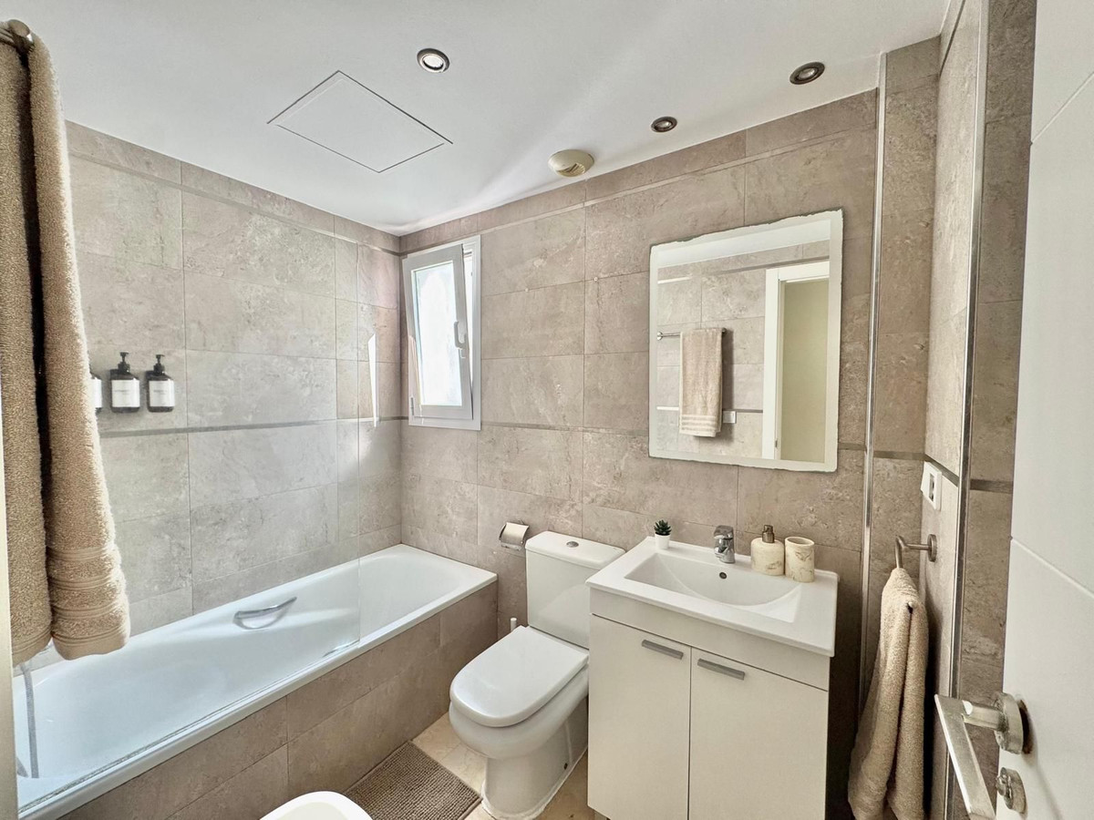 3 Bedroom Apartment in Fuengirola - Photo 20